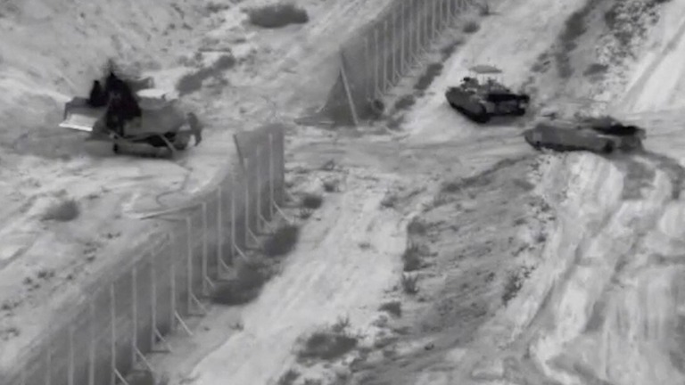 作戦に参加するイスラエルの装甲車。場所はガザ地区北部とされる/Israel Defense Forces/Reuters