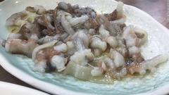 「生きたタコ」料理食べた８２歳男性、喉に詰まらせ心停止　韓国