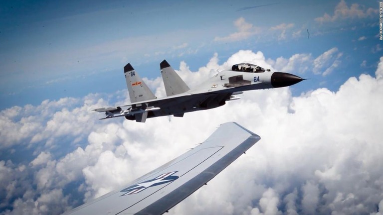 米国防総省は、米軍機に対する中国軍機の危険な接近飛行を捉えた動画を公開した/U.S. Department of Defense 