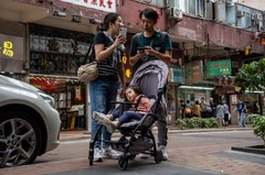 香港が子どもの誕生に３８万円支給、それでは家賃も払えないと住民