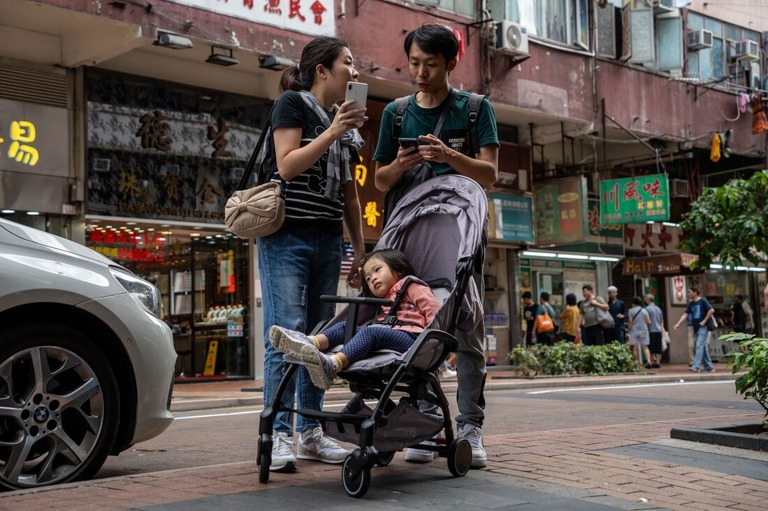 香港が新生児１人につき３８万円を支給する/Vernon Yuen/NurPhoto/Getty Images