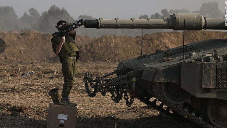 パレスチナ自治区ガザ地区との境界付近に派遣された戦車の装備を点検するイスラエル軍兵士＝２４日/Aris Messinis/AFP/Getty Images