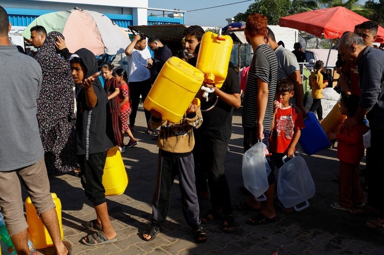 水を求めて列をつくるパレスチナ人＝ガザ地区ハーンユーニス/Ibraheem Abu Mustafa/Reuters