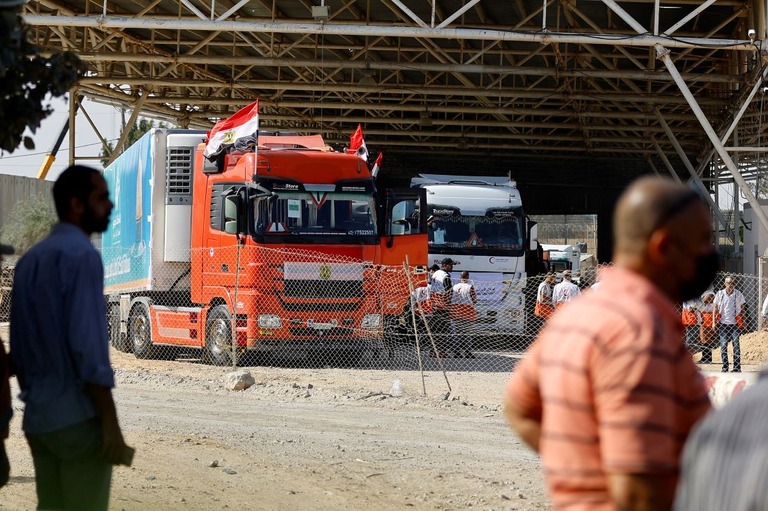 ２１日、援助物資を積んだトラックがラファ検問所のガザ地区側に到着した様子/Ibraheem Abu Mustafa/Reuters