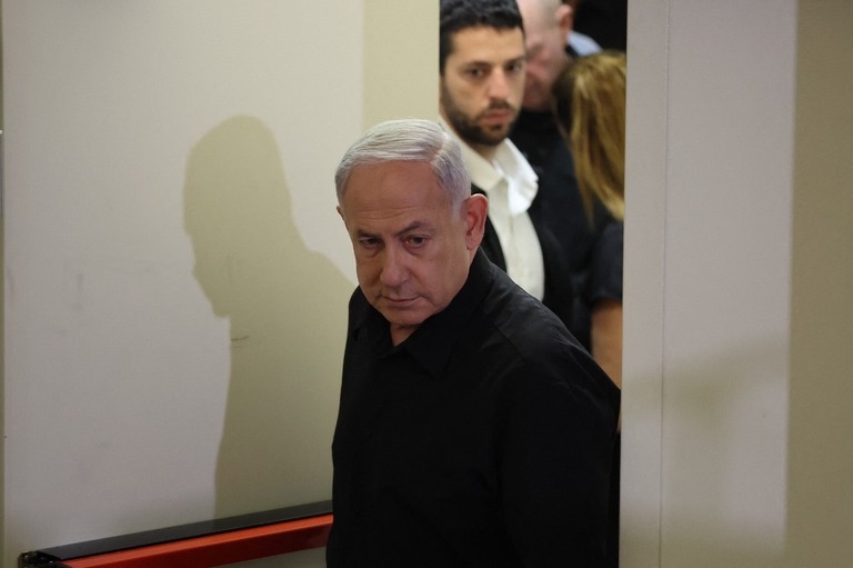 記者会見に臨むイスラエルのネタニヤフ首相＝２８日、イスラエル・テルアビブ/Abir Sultan/Pool/AFP/Getty Images