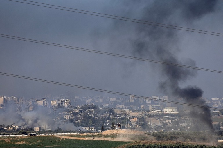 ガザ地区の空に立ち上る煙＝３１日/Evelyn Hockstein/Reuters