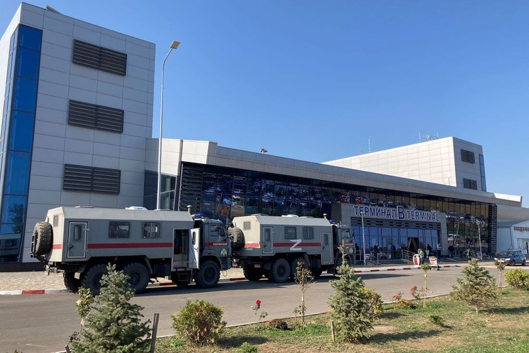 ３０日、ロシア南部ダゲスタン共和国のマハチカラ空港に待機するロシア当局の車両/Getty Images