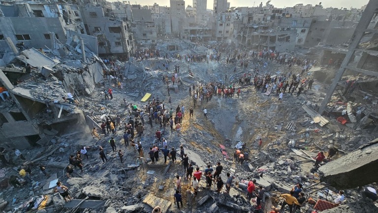 イスラエルによる攻撃をうけたジャバリア難民キャンプ＝１０月３１日、パレスチナ自治区ガザ地区/Anas al-Shareef/Reuters