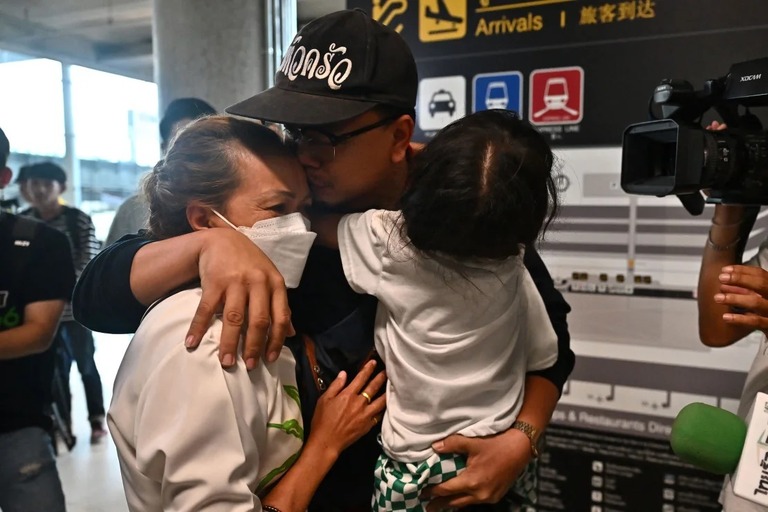 空港で再会を喜ぶタイ人の家族＝１２日、タイ首都バンコク/Lillian Suwanrumpha/AFP/Getty Images