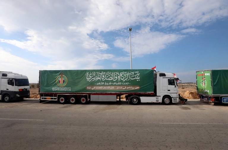 人道支援物資を運搬するトラック＝１０月３１日、エジプト・ラファ検問所/Mohamed Abd El Ghany/Reuters