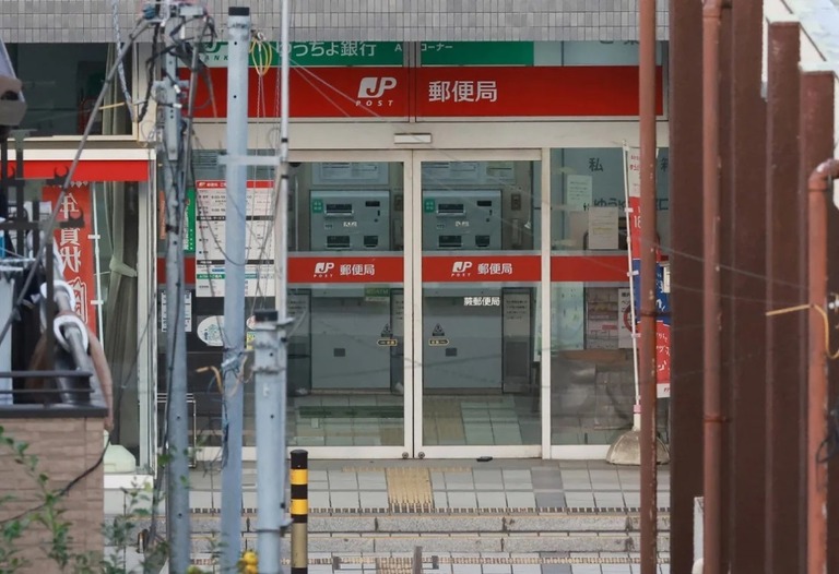男は蕨市の郵便局に立てこもった/JIJI Press/AFP/Getty Images