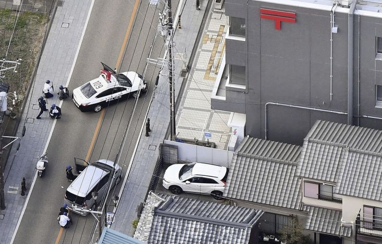 男が立てこもった蕨市の郵便局に駆けつけた警察車両/Kyodo News/AP