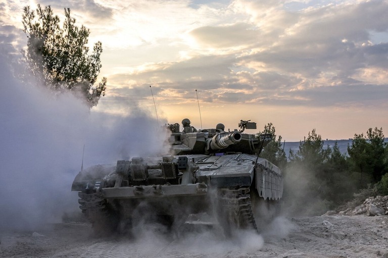 イスラエル軍の戦車＝１日、レバノンとの国境に近いイスラエル北部アッパーガリラヤ地域/Jalaa Mare/AFP/Getty Images