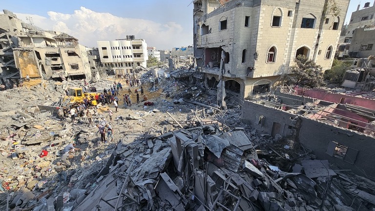 イスラエル軍による２度目の攻撃後、救助作業を行う人々＝１日、パレスチナ自治区ガザ地区/Anadolu/Getty Images