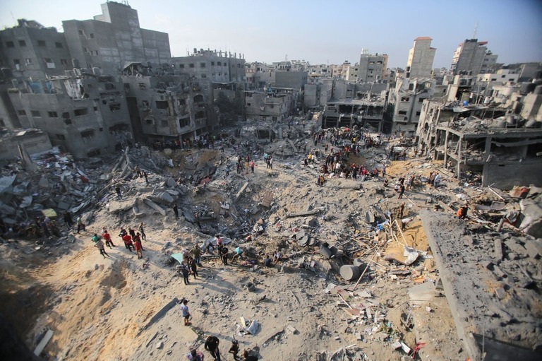 イスラエル軍の攻撃をうけたパレスチナ自治区ガザ地区ジャバリヤ難民キャンプ＝１日/Bashar Taleb/AFP/Getty Images
