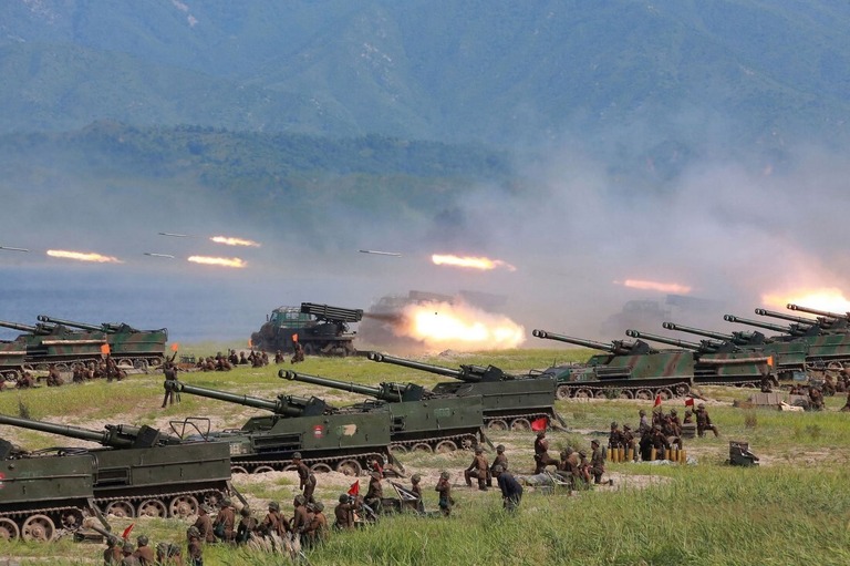 訓練でロケット弾を発射する朝鮮人民軍/KCNA/KNS/AFP/Getty Images