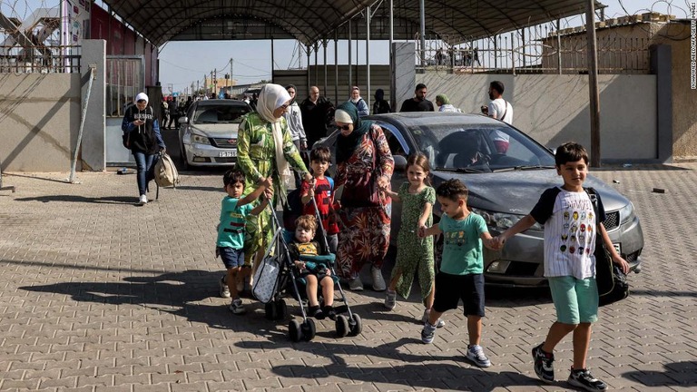 ガザ地区からエジプトに向かう人々が境界のラファに入る＝１日/Mohammed Abed/AFP/Getty Images