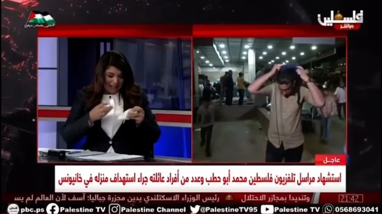 同僚の死を受け、サルマン・アル・バシル記者は生中継でヘルメットと「ＰＲＥＳＳ」の文字が入った防弾チョッキを脱ぎ捨て、スタジオにいる司会者は涙を見せた/Palestine TV