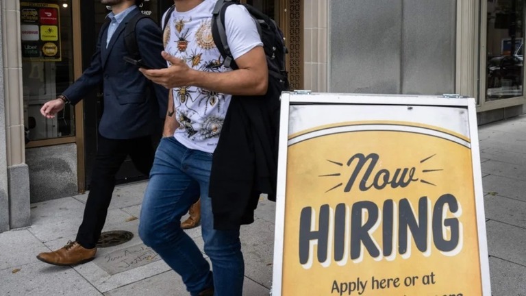 １０月の米雇用者数の伸びは予想以上に増加した９月から落ち着きを取り戻す形となった/Andrew Caballero-Reynolds/AFP/Getty Images