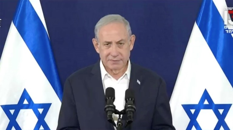 ３日のテレビ会見で発言するイスラエルのネタニヤフ首相