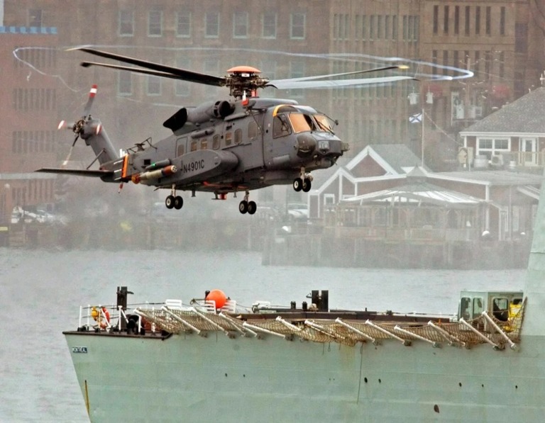 加東部の港湾で試験飛行する軍用ヘリ、シコルスキーＣＨ１４８サイクロン＝２０１０年/Andrew Vaughan/The Canadian Press/AP/File