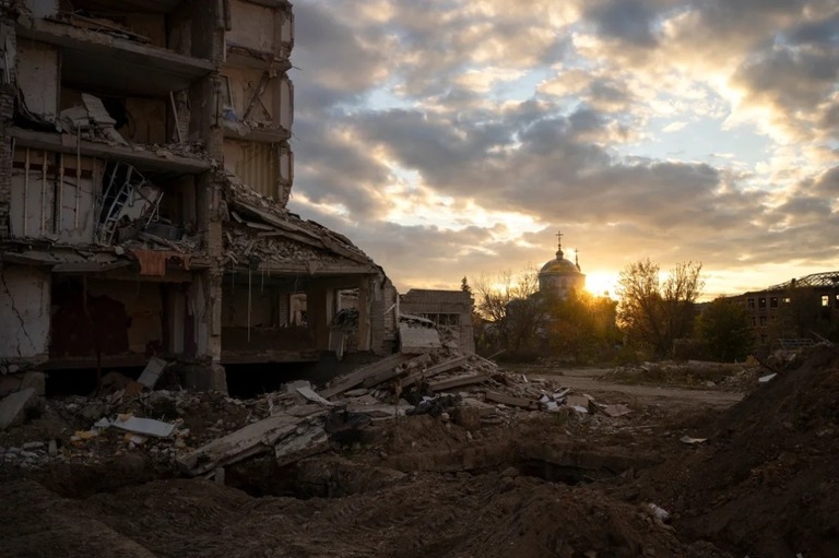 戦闘によって破損した建物＝ウクライナ・イジューム/Bram Janssen/AP