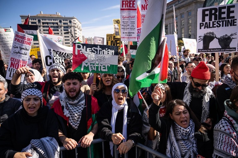 パレスチナ支持の集会に集まった人々＝４日、米首都ワシントン/Drew Angerer/Getty Images