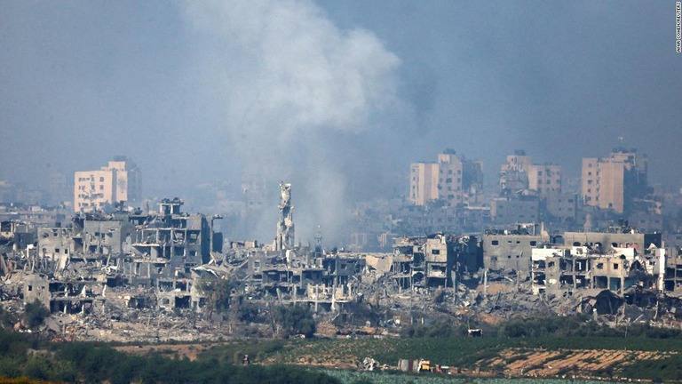 イスラエル軍の攻撃によって煙のあがるパレスチナ自治区ガザ地区＝３日/Amir Cohen/Reuters