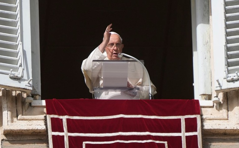ローマ・カトリック教会のフランシスコ教皇が５日、イスラエルとハマスの紛争で停戦を「懇願」した/Gregorio Borgia/AP