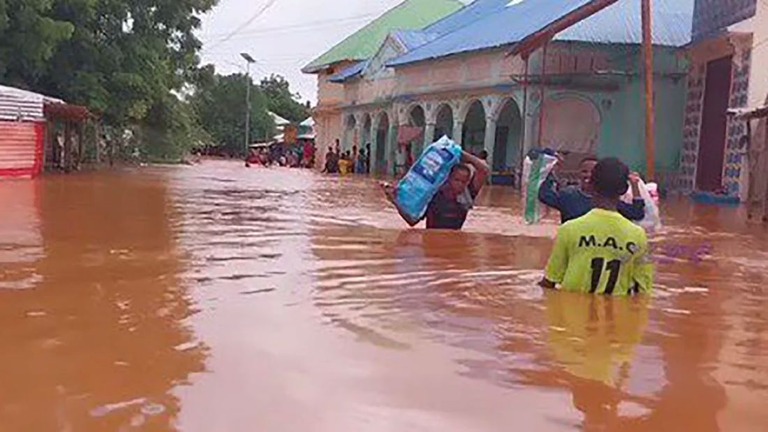 ソマリア各地で豪雨による洪水被害が拡大し、数十万人が避難を強いられている/sntvnews1/X