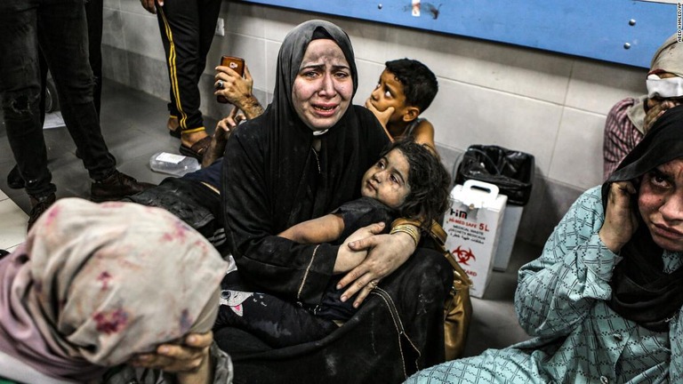 傷を負い、ガザ市内の病院内で座り込むパレスチナ人ら/Abed Khaled/AP