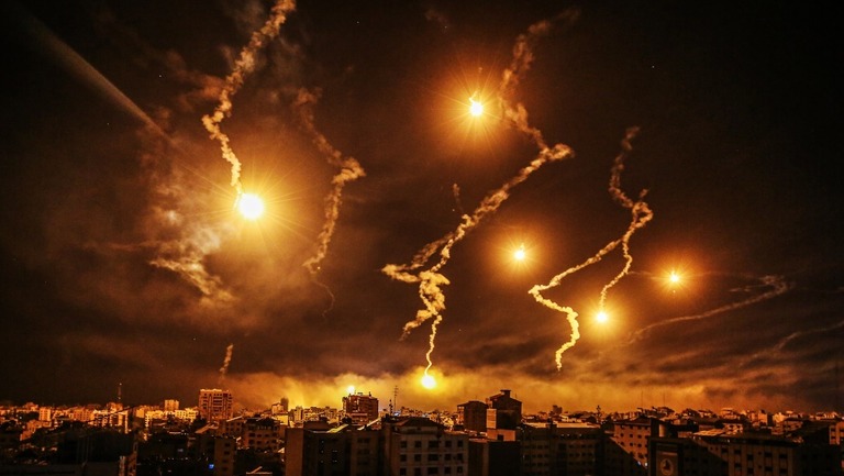 ガザ北部・シャティ難民キャンプ上空の闇を照らすイスラエル軍の照明弾/Ali Jadallah/Anadolu/Getty Images
