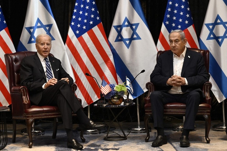 バイデン米大統領（左）とイスラエルのネタニヤフ首相＝１０月１８日、イスラエル・テルアビブ/Brendan Smialowski/AFP/Getty Images