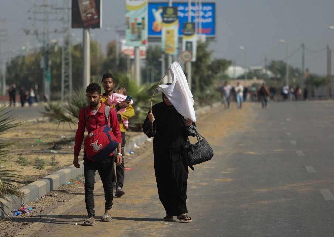 白旗を掲げて歩く女性ら/Ahmed Zakot/Reuters