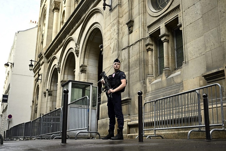 シナゴーグ（ユダヤ教の礼拝所）の外で警戒に当たるフランス機動隊＝１０月９日、仏パリ/Julien De Rosa/AFP/Getty Images