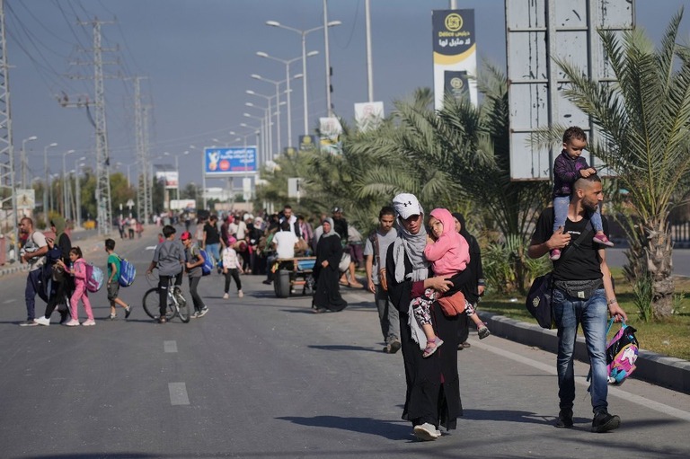 ガザ南部へ避難する人々＝７日/Hatem Moussa/AP