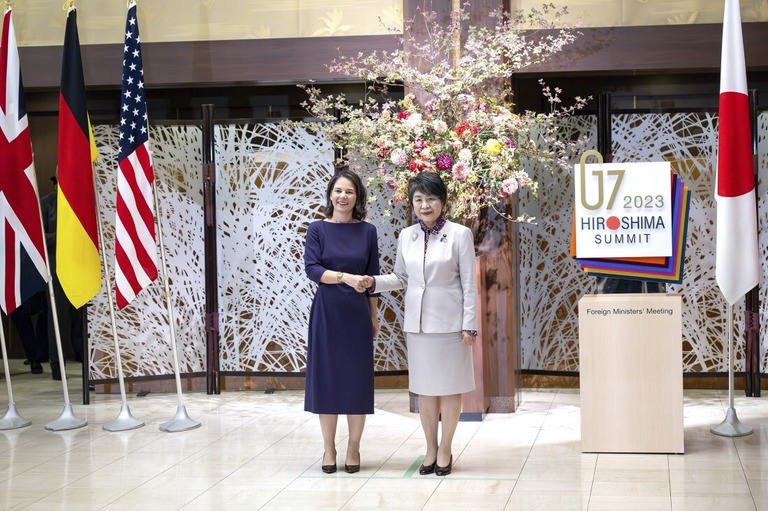 来日したドイツのベアボック外相（左）と上川陽子外相＝７日、東京/Sina Schuldt/picture-alliance/dpa/AP