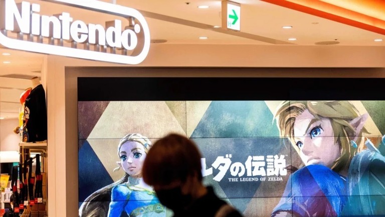 東京のゲーム店のスクリーンに映る人気ゲーム「ゼルダの伝説」のキャラクターたち/Behrouz Mehri/AFP/Getty Images