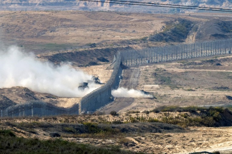 パレスチナ自治区ガザ地区からイスラエル側に戻るイスラエル軍の車両＝７日/Jack Guez/AFP/Getty Images