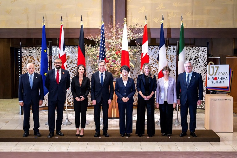 東京で集合写真に収まるＧ７外相とＥＵの代表/ Sina Schuldt/picture-alliance/dpa/AP