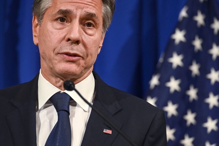 記者会見に出席するブリンケン米国務長官＝８日、東京都内/Richard A. Brooks/AFP/Getty Images