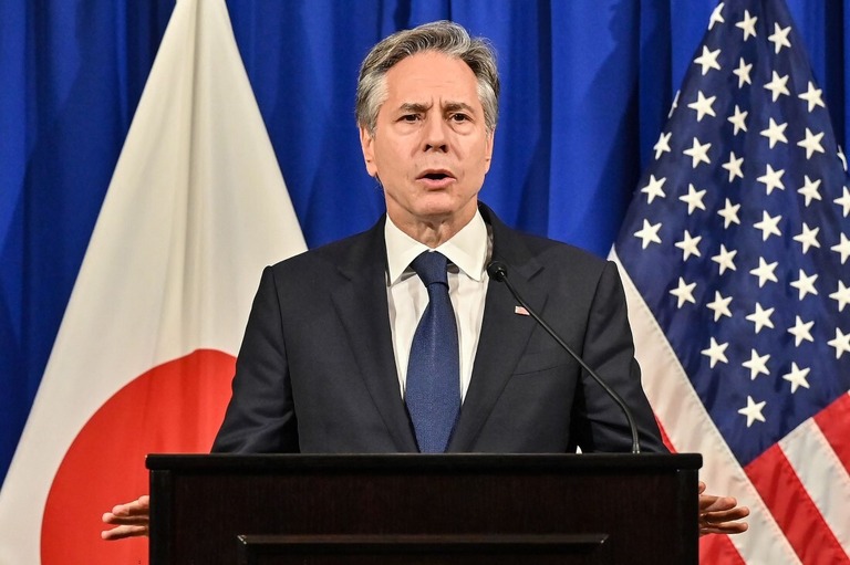 記者会見に出席するブリンケン米国務長官＝８日、東京都内/Richard A. Brooks/AFP/Getty Images