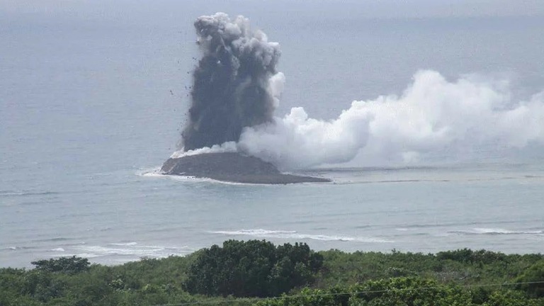 硫黄島の沖合に新たな島が出現した/Japan Maritime Self-Defense Force
