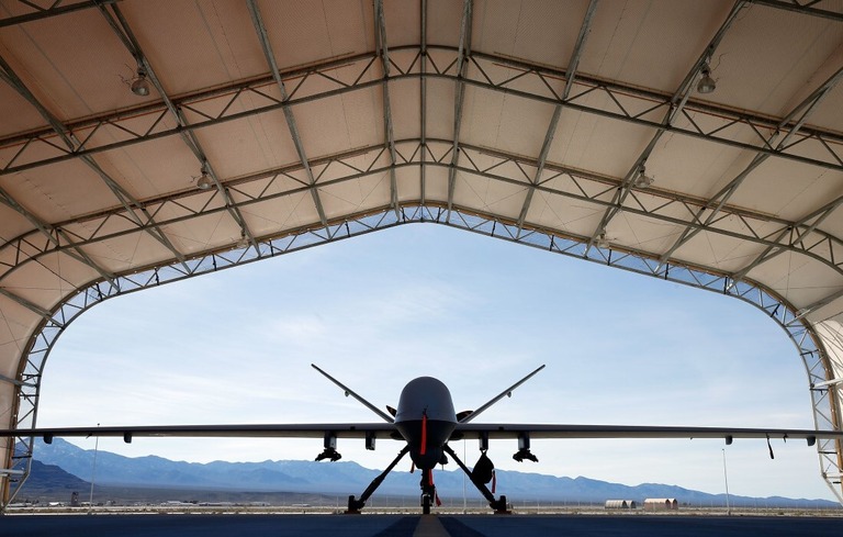 駐機している米軍の無人機「ＭＱ９リーパー」＝２０１５年１１月１７日、米ネバダ州/Isaac Brekken/Getty Images