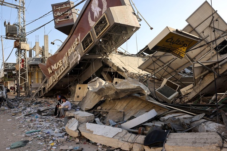 破壊されたパン屋前＝４日、パレスチナ自治区ガザ地区中心部にあるヌセイラト難民キャンプ/Mohammed Abed/AFP/Getty Images