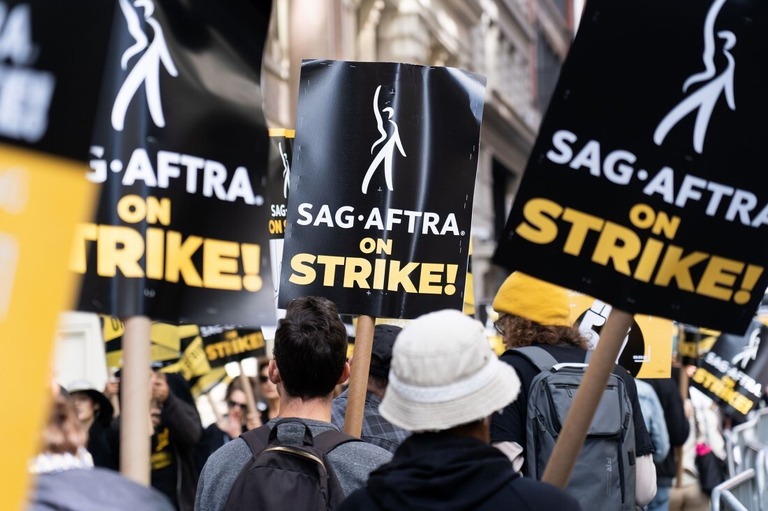 米ネットフリックスのスタジオ前でストライキを行う人々＝９月２７日、米ニューヨーク/Meir Chaimowitz/NurPhoto/Shutterstock