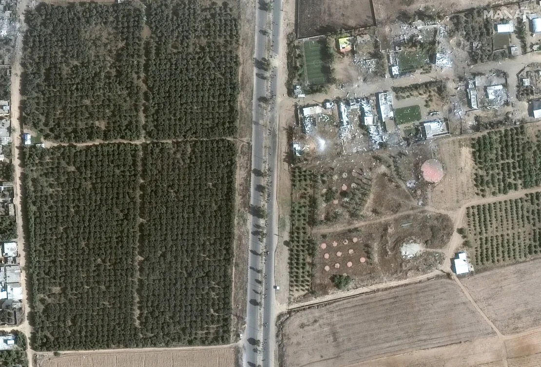 ガザ南部へ避難する人々の列を捉えた衛星写真/Maxar Technologies/Reuters