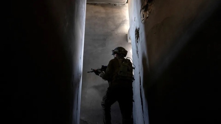 パレスチナ・ガザ地区北部で、ハマスを狙った地上侵攻に参加するイスラエル軍の兵士/Ronen Zvulun/Reuters
