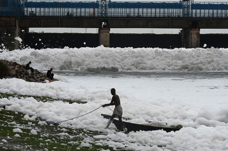 水質汚染による泡で覆われたヤムナ川＝９月１０日、インド・ニューデリー/Salman Ali/Hindustan Times/Getty Images
