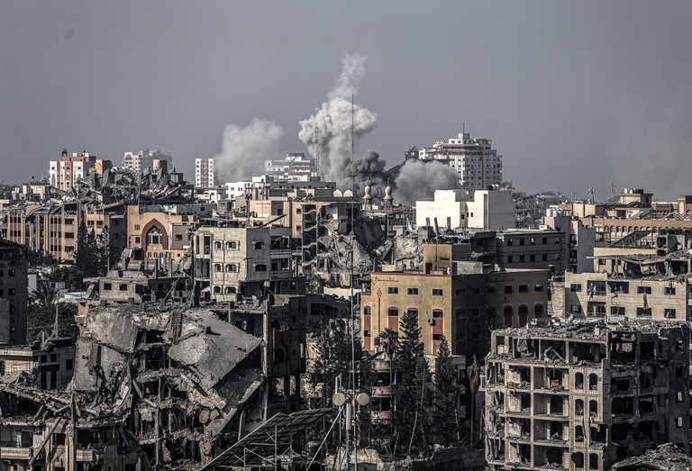 空爆によって破壊された建物＝９日、パレスチナ自治区ガザ地区/Ali Jadallah/Anadolu/Getty Images